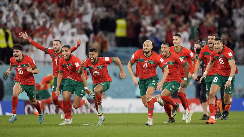 Trong khi đó, đội tuyển Maroc vẫn đang viết tiếp câu chuyện lịch sử của mình bằng hàng loạt những cơn địa chấn tại World Cup 2022. Vượt qua 2 ông lớn là Bỉ và Croatia để đứng đầu bảng F, rồi sau đó lần lượt tiễn Tây Ban Nha và Bồ Đào Nha về nước ở vòng 1/8 và tứ kết.