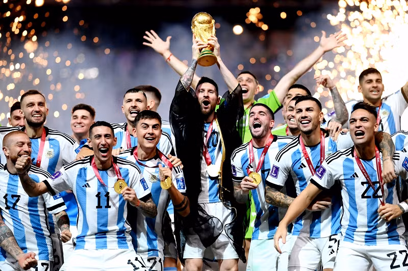 Theo quy định, người chiến thắng sẽ được khắc tên quốc gia và số năm vô địch ở dưới chân đế, có thể bằng ngôn ngữ quốc gia nước mình hoặc tiếng Anh. Ví dụ "1974 Deutschland" (Đức) hoặc "1994 Brasil", "2010 Spain" (Tây Ban Nha).