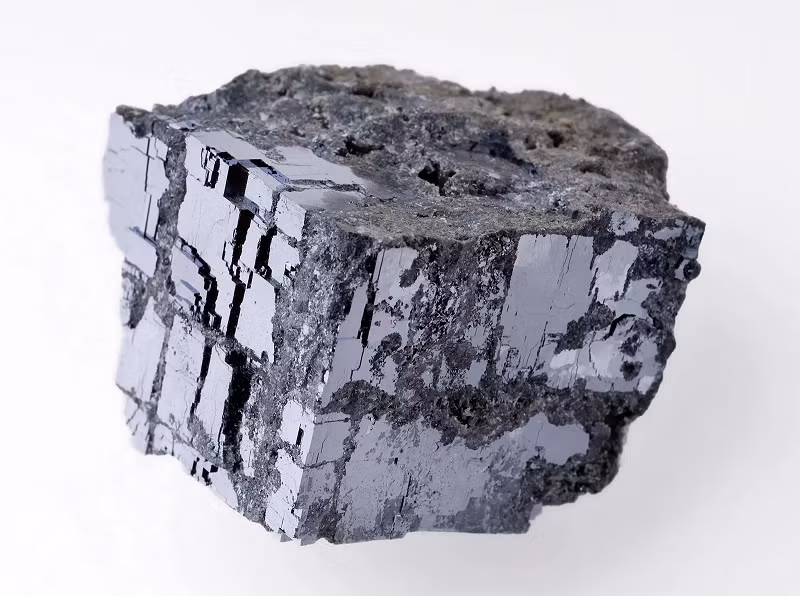  6. Galena, được tìm thấy tại khắp nơi trên Trái Đất, là chất quặng chính của chì và tạo thành những khối lập phương bạc lấp lánh. Những tinh thể Galen cực kì dễ vỡ và phản ứng nhanh với hóa chất.