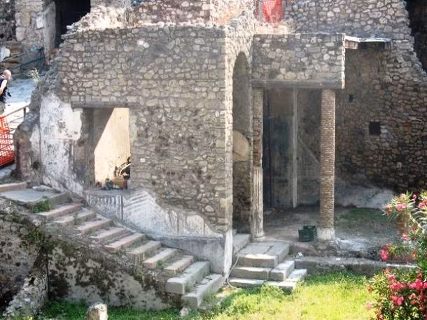 Cùng với đó là phong tục của các cư dân của Pompeii cũng như người La Mã, thường quan tâm tới đời sống của họ sau khi chết, cho nên họ thường chôn cất các ngôi mộ ở các khu vực có người đi lại đông đúc.