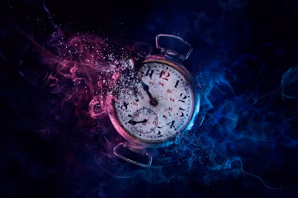 Họ tiến đến gần một người phụ nữ mặc một bộ quần áo khá lỗi thời đang đứng trên một bãi cỏ: “Tôi nhìn thẳng vào cô ta, nhưng một cảm xúc khó diễn tả trào dâng khiến tôi quay đi vì cảm thấy khó chịu với sự hiện diện của cô ta ở đó”. Hình dáng của người phụ nữ này trong ký ức của Moberly dường như trùng khớp với hình dáng của hoàng hậu Marie Antoinette.