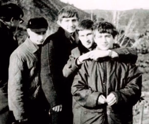 Tổng thống Vladimir Putin trong ảnh là một cậu bé tuổi teen (một với những chiếc mũ), 1960's.