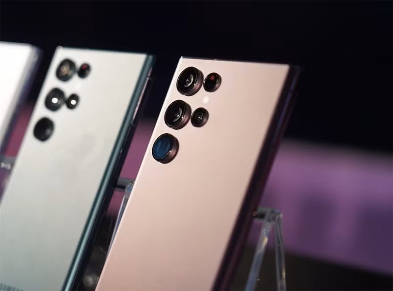 Blogger nổi tiếng Ice Universe cho rằng thông số camera sau của Galaxy S23 Ultra bị rò rỉ trên là không chính xác, đáng lẽ ra phải là camera chính 200 MP + ống kính siêu rộng 12 MP + ống kính phụ 10 MP (zoom quang học 3x) + ống kính phụ 10 MP (zoom quang học 10x).
