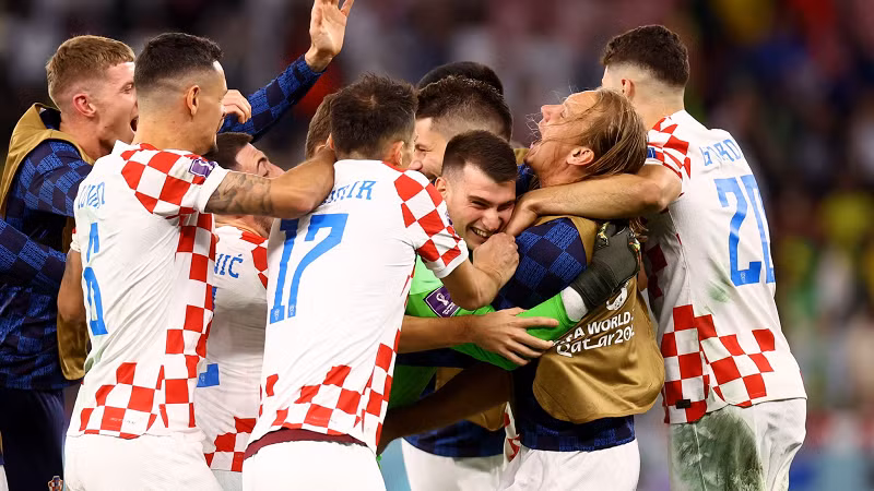 Đội tuyển Croatia gây bất ngờ khi cầm hòa một trong những ứng cử viên hàng đầu cho chức vô địch là Brazil sau 120 phút và giành chiến thắng trước đội bóng Nam Mỹ trên chấm luân lưu 11 mét, giành vé vào bán kết. Croatia vẫn đầy đủ lực lượng mạnh nhất cho trận đấu quan trọng ở bán kết.