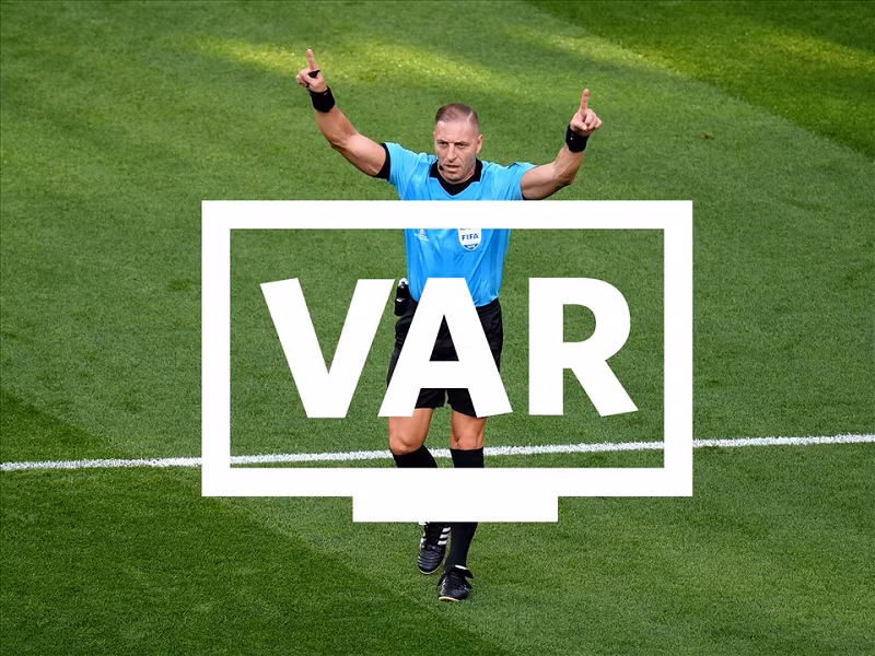  3. Công nghệ hỗ trợ trọng tài bằng video (VAR) lần đầu được triển khai tại World Cup 2018 nhưng cũng là một trong những tranh cãi lớn nhất ở giải đấu. Công nghệ giúp trọng tài đưa ra quyết định chính xác hoặc sửa sai thông qua video quay chậm.