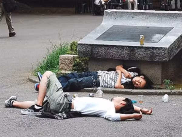 Trước hiện tượng kỳ lạ này, rất nhiều chuyên gia từ khắp nơi đã đến tận Kalachi để điều tra. Ban đầu, một số nhà khoa học cho rằng nguyên nhân là do uống phải rượu vodka giả.