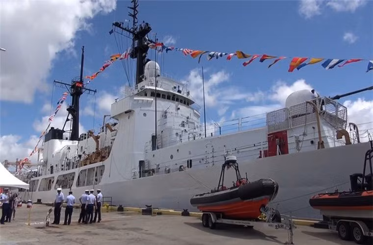 Trong thời kỳ chiến tranh Lạnh, USCG đã nâng cấp một số tàu Hamilton thành khinh hạm (tiêu biểu là chiếc USCGC Hamilton - WHEC 715 hay USCGC Mellon - WHEC 717) để sẵn sàng hỗ trợ hải quân nước này nếu nổ ra chiến sự, chúng được vũ trang rất mạnh đủ sức đối đầu với chiến hạm của Liên Xô.