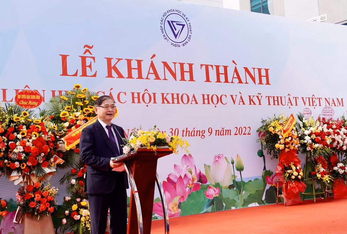 "Được sự quan tâm chỉ đạo của Ban Bí thư Trung ương, Chính phủ, Thủ tướng Chính phủ và các cơ quan bộ ngành Trung ương, thành phố Hà Nội và quận Cầu Giấy, chỉ vài hôm nữa thôi, đội ngũ trí thức KH&amp;CN Việt Nam sẽ được chuyển đến nơi làm việc mới khang trang, rộng rãi khắc phục tình trạng chật hẹp, thiếu diện tích làm việc, trụ sở xuống cấp trầm trọng, mất an toàn tại 53 Nguyễn Du. Đội ngũ trí thức KH&amp;CN sẽ có đủ hội trường, phòng họp, phòng làm việc để trao đổi công việc, thảo luận, tổ chức hội thảo, tọa đàm về những vấn đề quan trọng của đất nước. Từ quá trình chuẩn bị đầu tư, triển khai dự án đến lễ khánh thành tòa nhà hôm nay đã trải qua bao gian nan vất vả, kéo dài hơn 20 năm. Đoàn Chủ tịch VUSTA khóa VIII là những người có vinh dự kết thúc cuộc hành trình trong niềm hạnh phúc lớn lao", Chủ tịch VUSTA xúc động chia sẻ.