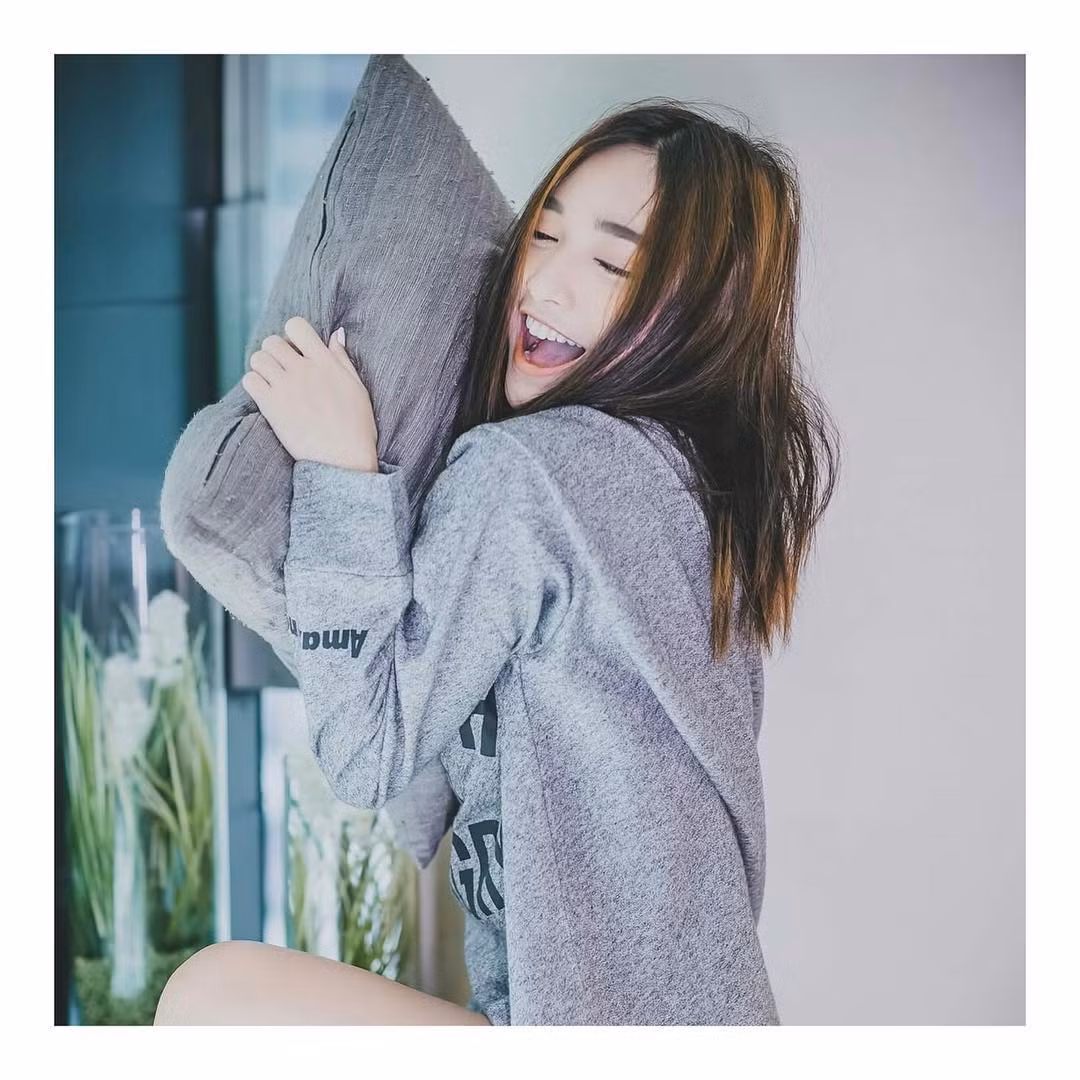 Ngoài ra với thế mạnh về ngoại hình, Sachzna không ngại khi liên tục đăng những clip nhảy cover theo các bài hát của mình.