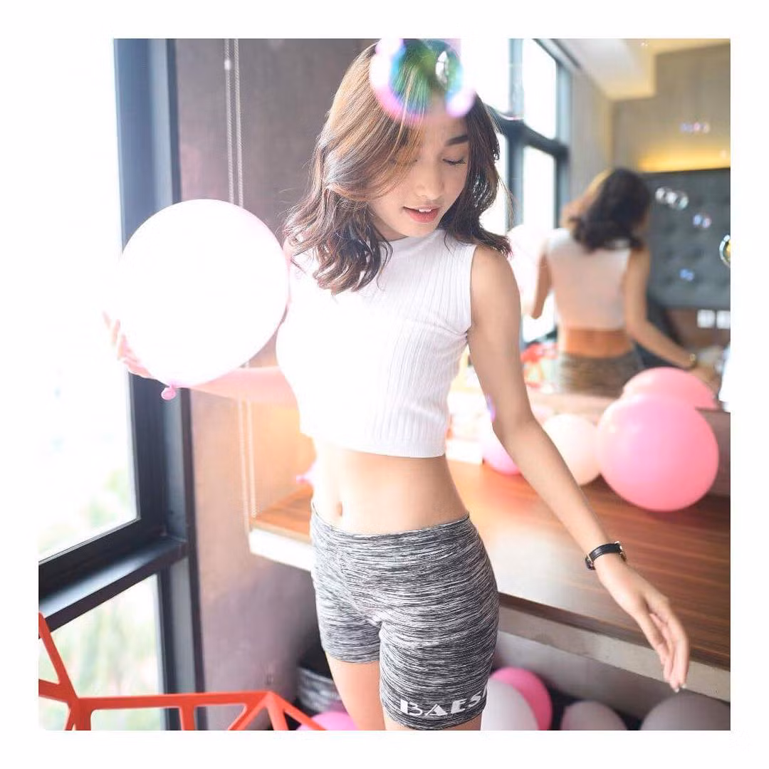 Thân hình của cô hot girl xinh đẹp cũng không thiếu những đường cong nóng bỏng.
