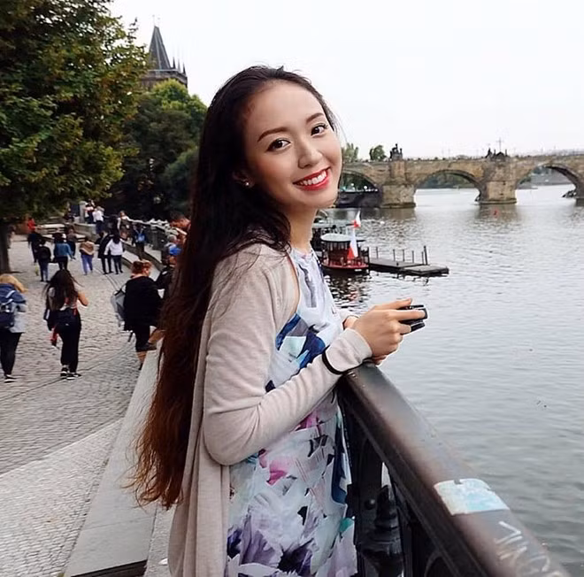 Cô sở hữu ngoại hình bắt mắt và nụ cười tỏa nắng. Nhiều cư dân mạng nhầm lẫn khi cho rằng 9X này đến từ Hàn Quốc.