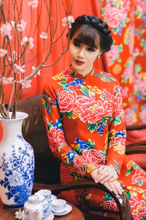 Ngoài ra, màu sắc vải cho áo dài cách tân cũng đa dạng, ấn tượng hơn rất nhiều. Thông qua những trang phục đón Tết kiểu như thế này, giới trẻ Việt đã truyền được cảm hứng, sức trẻ cũng như sự sáng tạo không giới hạn của mình vào trong đó, giúp cho đời sống nói chung cũng như những cái nhìn về thời trang dịp Tết đến xuân về nói riêng trở nên nhiều màu sắc, đa dạng, mới mẻ hơn. Ảnh trong bài: Instagram/Guu/Aodaiviet.