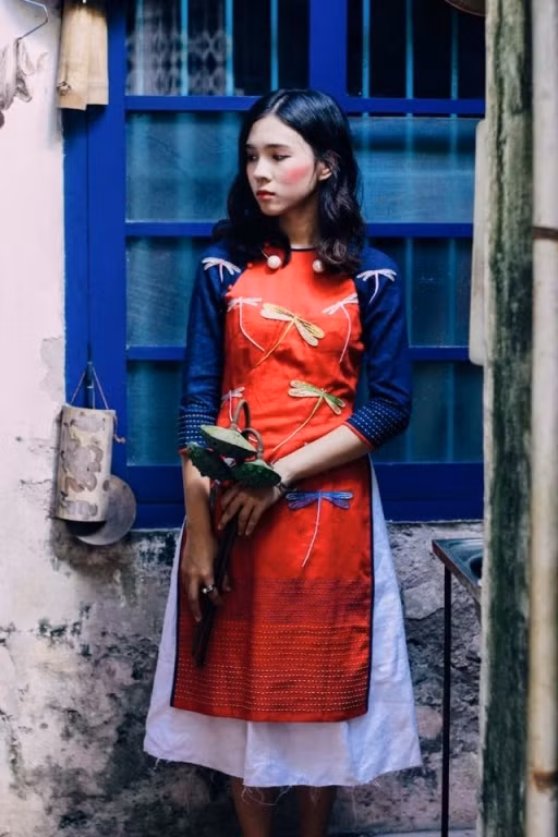 Tết là dịp để ăn mặc đẹp, là dịp để các cô gái trẻ khoe dáng xinh, ngoại hình xuống phố, đi du xuân... và chưa một năm nào những mẫu áo dài cách tân lại trở thành xu hướng, phong trào bùng nổ, được nhiều thiếu nữ Việt ưa chuộng để làm tăng vẻ đẹp, nhan sắc của mình như năm nay. Từ khoảng đầu tháng 12, liên tiếp những bộ sưu tập áo dài Tết, từ truyền thống đến cách tân đã được trình làng khiến cộng đồng mạng, đặc biệt là các tín đồ thời trang, các cô gái trẻ "đứng ngồi không yên".
