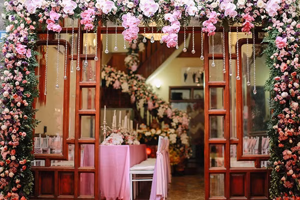 Ngoài ra một lượng lớn hoa tươi đã được sử dụng để trang trí đám cưới Lạng Sơn này.