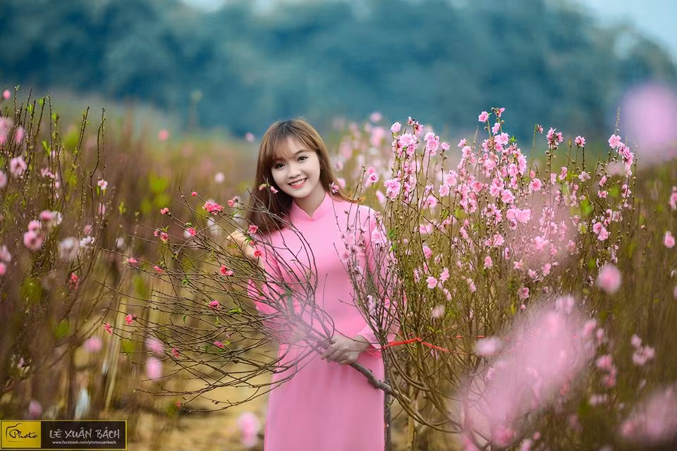 ... Còn ở Sài Gòn, các cô gái trẻ lại thường thích những con phố trang trí rực rỡ, các phim trường, ảnh trường được dàn dựng công phu, tỉ mỉ. Ảnh: Lê Xuân Bách.
