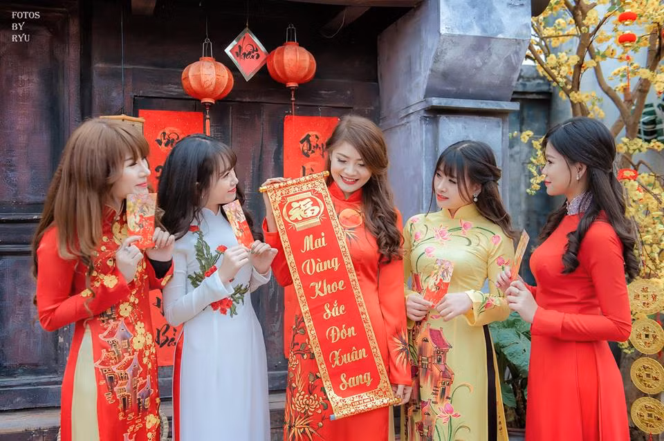 Tà áo dài truyền thống nêu bật vẻ đẹp người phụ nữ Việt Nam luôn là hình ảnh gây ấn tượng, được người người yêu mến. Ảnh: Bách Tùng.