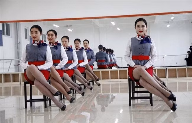Các nữ sinh hàng không được dạy cách ngồi, chân nọ vắt qua chân kia sao cho song song với nhau, tay đặt trên đùi, lưng thẳng. Môi trường học đã tôi luyện họ thành những "bông hồng thép" - vừa dịu dàng, khéo léo vừa mạnh mẽ, rắn rỏi. Ảnh: Protothema.