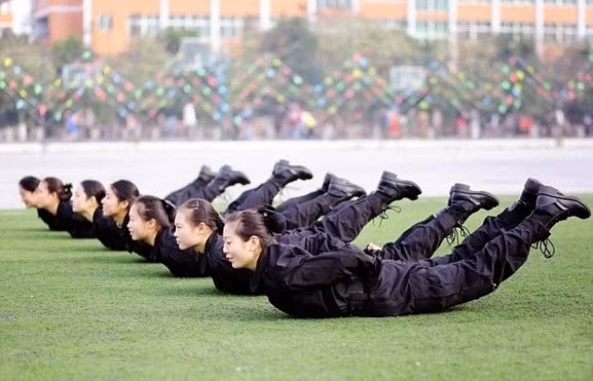 Một số lớp học võ được tổ chức ngoài trời. Các cô gái tập luyện nghiêm túc như tân binh trong quân đội. Ảnh: Gbtimes.