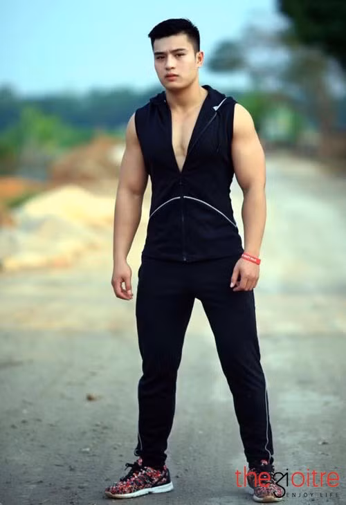 Nhờ sở hữu vẻ ngoài điển trai cực kỳ nam tính cùng body chuẩn nên Đức đã nhận được khá nhiều lời mời làm mẫu ảnh cho các shop thời trang thể thao có tiếng ở cả Hải Dương và Bắc Giang nơi anh chàng đang sống và làm việc.