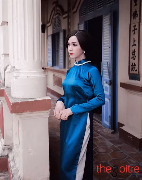 Hình ảnh "Cô gái xinh đẹp" trong tà áo dài cổ truyền đón xuân sớm, qua góc máy tinh tế của nhiếp ảnh Dương Nguyễn càng khiến cho không khí chờ đón một mùa xuân mới thêm háo hức hơn.