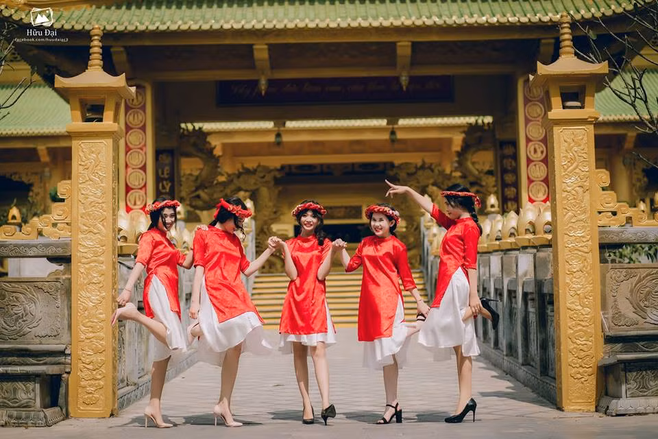 Điều ấn tượng và dễ cảm nhận nhất trong bộ ảnh này chính là sự tươi vui, trẻ trung, nhí nhảnh rất dễ thương của nhóm 5 cô gái trẻ. Những cách tạo dáng lên hình của họ hoàn toàn tự nhiên, không có tính sắp đặt, không có sự gượng gạo nên tạo được cảm giác rất thoải mái, thích thú cho người xem.