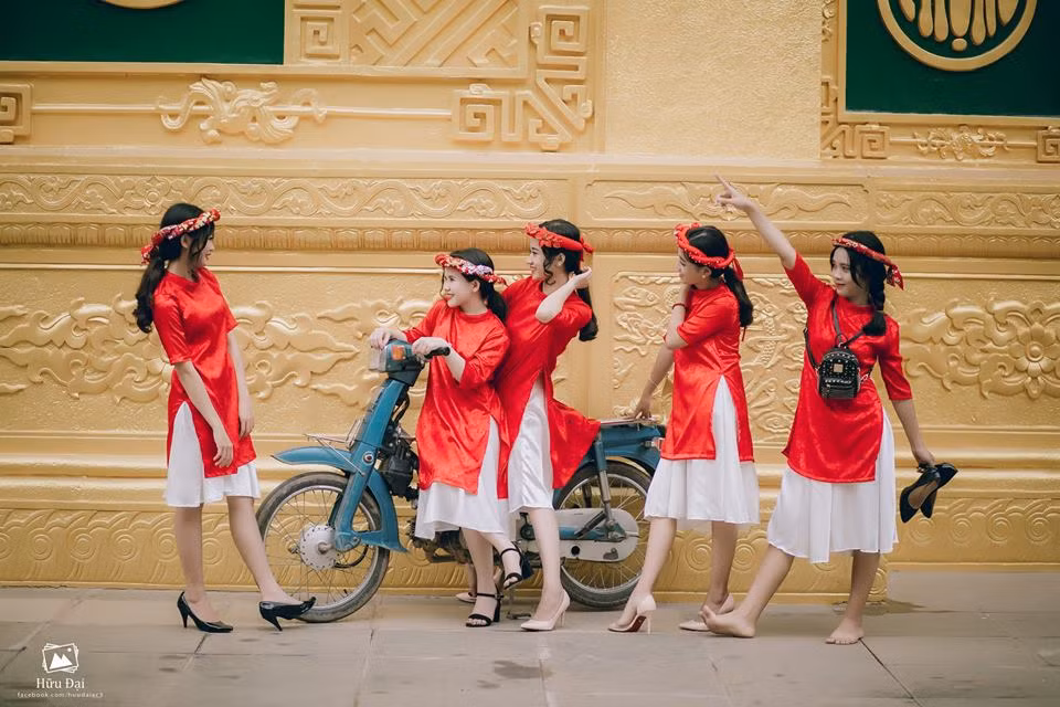Nhóm "ngũ long công chúa" đến từ Bình Dương bao gồm: Lê Yến ,Trương Mỹ Duyên, Huỳnh Hậu Mèo, Trần Thu Thảo, Hà Anh Thư. 5 cô gái cùng sinh năm 1999 và chơi rất thân với nhau và những gì thể hiện trong bộ ảnh Tết Đinh Dậu của họ cũng cho thấy rất rõ điều này. Trong trang phục áo dài cách tân, kết hợp với chân váy, giày cao gót... 5 cô gái trẻ vui đùa, nhắng nhít, cùng nhau tạo dáng rất trẻ trung, hồn nhiên.