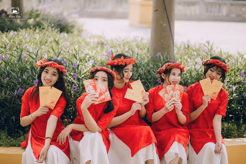 Chụp ảnh đón Tết là công việc mang đến rất nhiều niềm vui, kỷ niệm cho các bạn trẻ mỗi dịp xuân về. Và còn gì tuyệt vời hơn khi những niềm vui, kỷ niệm đẹp ấy được chia sẻ, tận hưởng cùng với những bạn thân. Xuất phát từ mong muốn này, nhóm bạn gồm 5 cô gái xinh đẹp đến từ Bình Dương đã quyết định cùng nhau chụp một bộ ảnh Tết vui tươi, vừa mang đậm tính truyền thống, vừa rực rỡ, đầy ắp những sắc màu của tuổi trẻ. Ảnh trong bài: Nguyễn Hữu Đại.