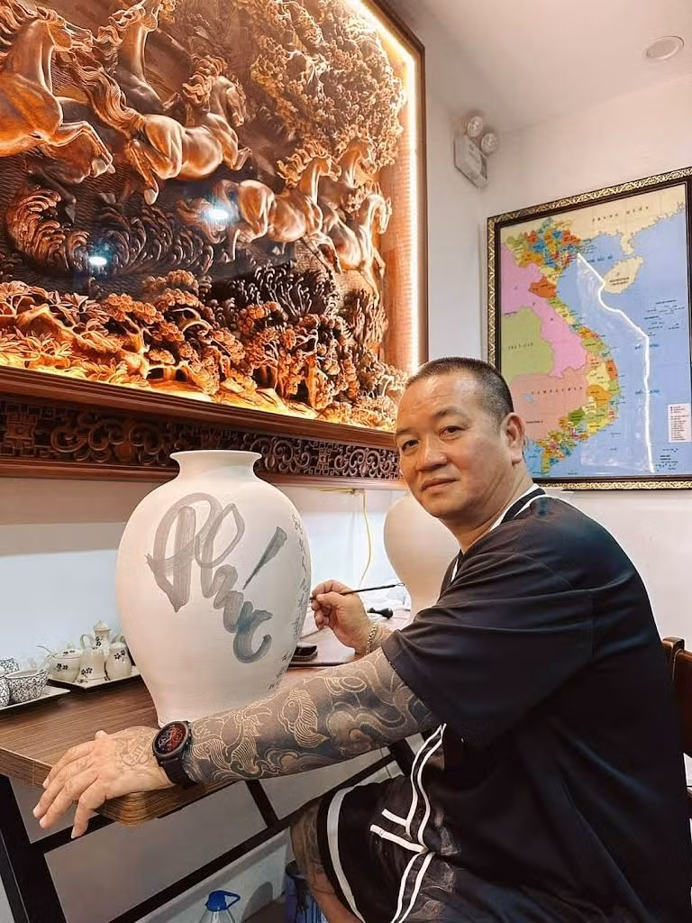 Ông Nguyễn Tuấn Hải, sinh năm 1967 tại Hà Nội có biệt danh là Hải "Bánh" từng là trùm xã hội đen ở TP Hồ Chí Minh của những năm 90 của thế kỷ trước. Trong giới giang hồ, cái tên Hải "Bánh" không ai là không biết tới. Song kể từ ngày được ra tù trước thời hạn 27/1/2022, dư luận biết nhiều đến ông với hình tượng một giang hồ hoàn lương. Mới đây, Hải "Bánh" lần đầu công bố hình ảnh thời trai trẻ được một bộ phận dư luận quan tâm.