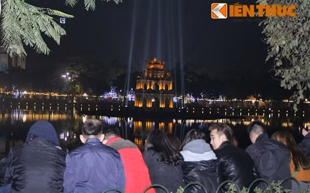 Khoảng gần 22h, ven Hồ Gươm đã kín người.