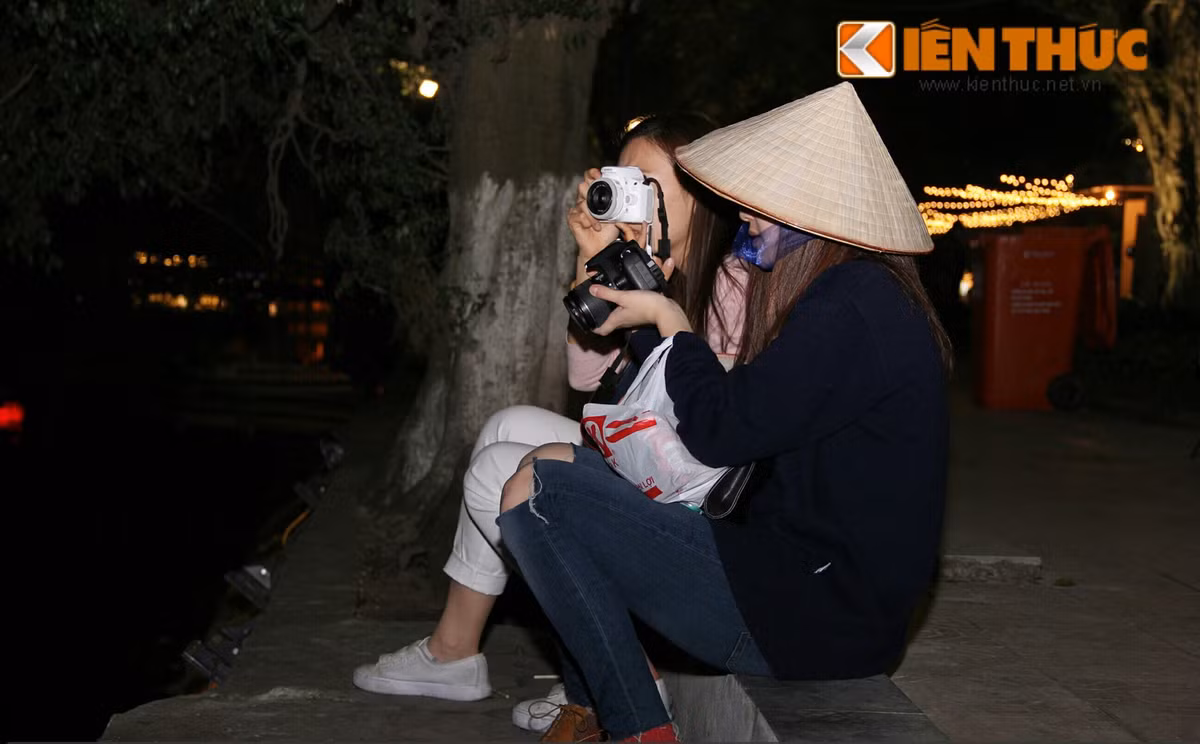 Máy ảnh sẵn sàng để chộp thời khắc pháo hoa bung nở trên bầu trời.
