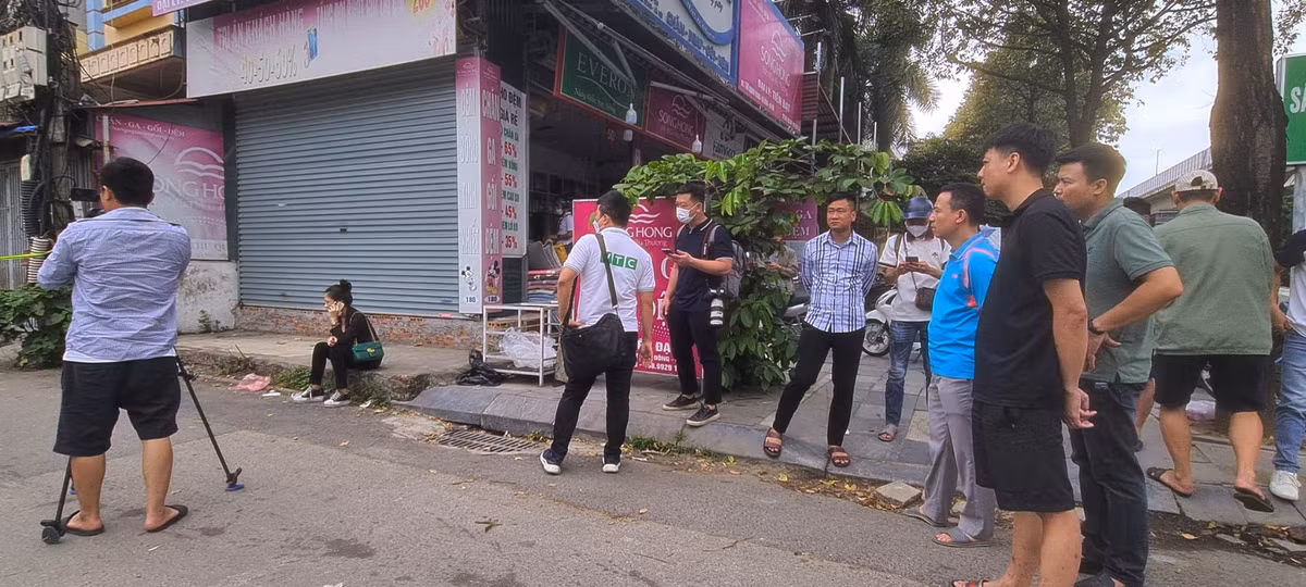 Nhiều người dân theo dõi công tác cứu hỏa.