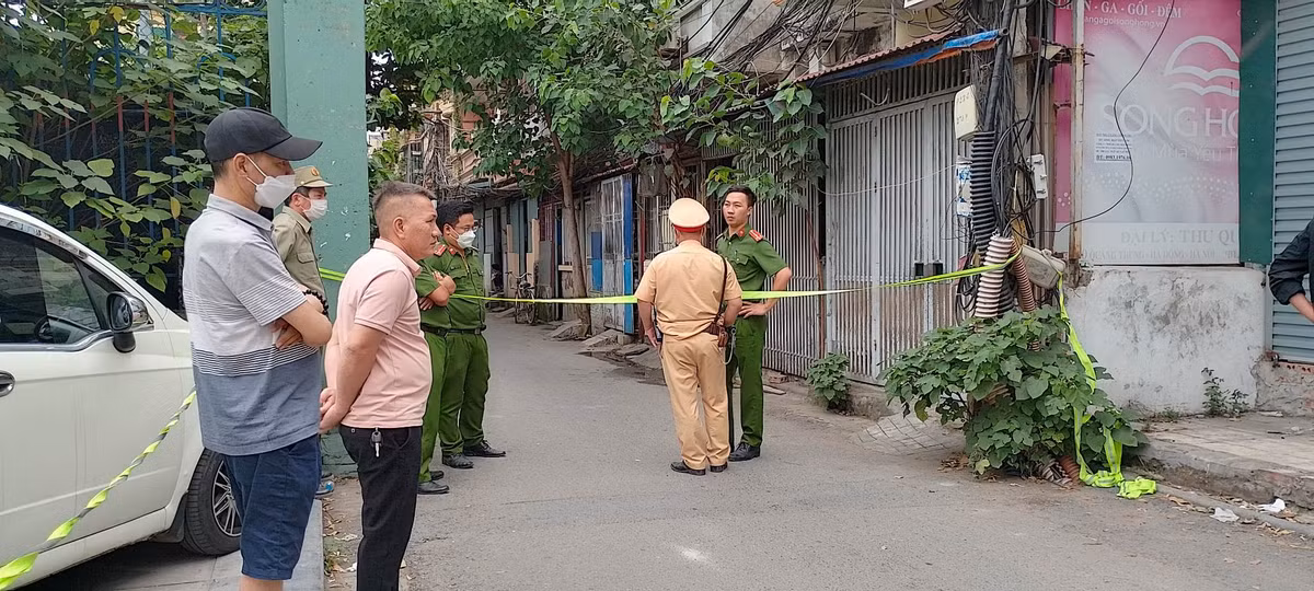 Vụ cháy đã khiến 4 người chết gồm bà Nguyễn Thị Xuyến, sinh năm 1956, mẹ đẻ của Nguyễn Quang Minh; Nguyễn Minh Phúc, sinh năm 2013; Nguyễn Quang Minh Đức, sinh năm 2015; Nguyễn Quang Minh Hiền, sinh năm 2019 (cả 3 đều là con của chủ hộ). Nhiều đồ dùng gia đình như tivi, tủ lạnh, điều hòa, bàn ghế, xe máy… bị cháy. (Ảnh: Cảnh sát bảo vệ hiện trường để phục vụ công tác chữa cháy)