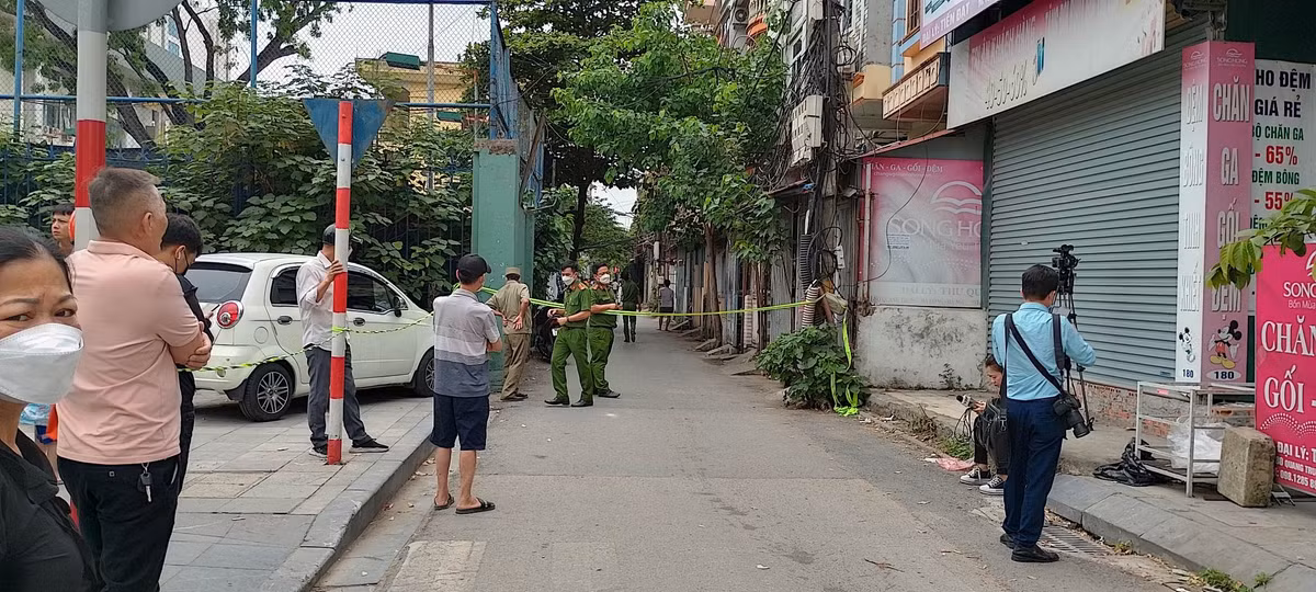 Đến khoảng 7h49 cùng ngày, các đơn vị đã tiếp cận, tìm kiếm, cứu người bị nạn, triển khai chữa cháy. Đến khoảng 08h15 đám cháy cơ bản được dập tắt. Ngôi nhà xảy ra vụ cháy có diện tích khoảng 50m2, cao 3 tầng, 1 tum thông thoáng có thể thoát nạn sang nhà bên cạnh và xuống dưới, diện tích sân trước khoảng 5m2 (lợp mái tôn), kết cấu chính bê tông cốt thép, tường xây gạch. 