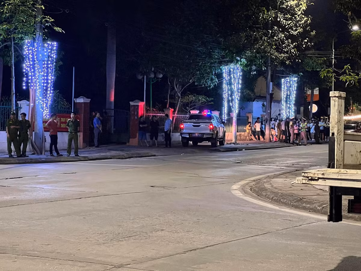 Khoảng 20h ngày 18/5, người dân thành phố Lào Cai thấy nhiều xe chuyên dụng cùng hàng chục cảnh sát xuất hiện đồng thời phong tỏa toàn bộ đoạn đường dẫn vào nhà cựu bí thư Tỉnh ủy Lào Cai Nguyễn Văn Vịnh. 