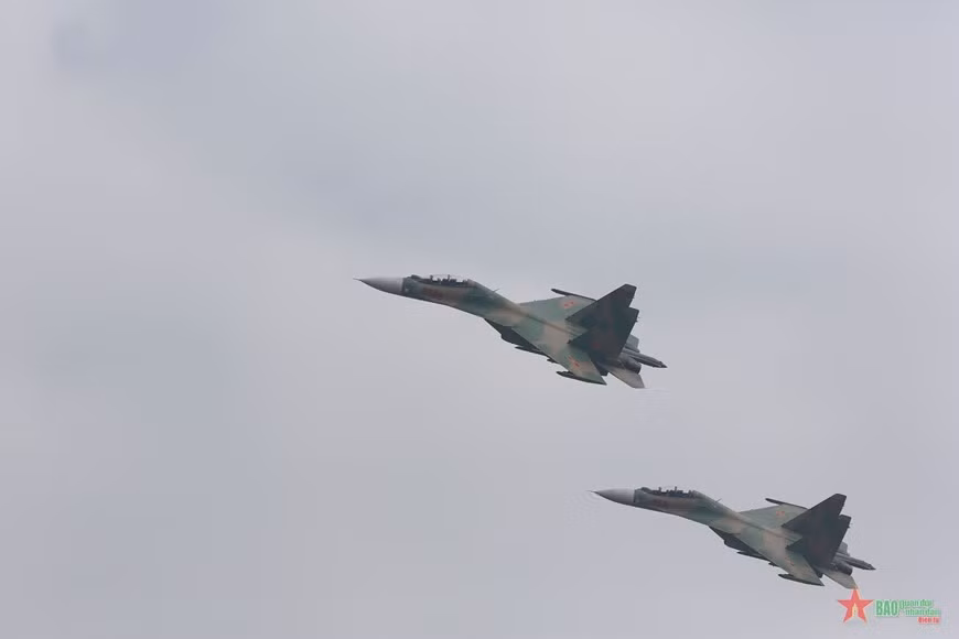 “Hổ mang chúa” Su-30MK2 hợp luyện trên bầu trời Thủ đô - Hình 6 “Ho mang chua” Su-30MK2 hop luyen tren bau troi Thu do-Hinh-6