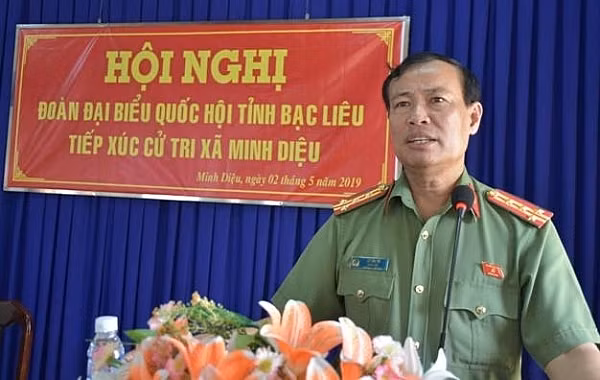 Năm 2019, ông được bổ nhiệm giữ chức Cục trưởng Cục Tổ chức cán bộ Bộ công an và được phong hàm thiếu tướng. Năm 2010, ông được bổ nhiệm chức Thứ trưởng Bộ công an. (Ảnh thiếu tướng Lê Tấn Tới lúc mang hàm đại tá. Nguồn: Thoidai)