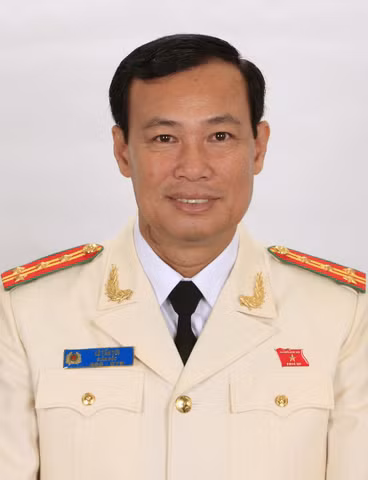  Thiếu tướng Lê Tấn Tới: Tướng Lê Tấn Tới sinh năm 1969, quê ở tỉnh Cà Mau. Trước năm 2019, ông giữ chức Giám đốc công an tỉnh Bạc Liêu, Trưởng đoàn Đại biểu Quốc hội tỉnh Cà Mau. (Ảnh thiếu tướng Lê Tấn Tới lúc còn mang hàm đại tá. Nguồn: Quochoi)
