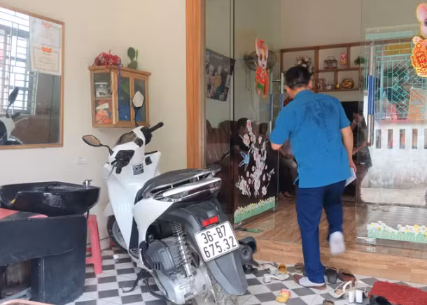 Gia đình ông Đinh Văn Tài có vợ làm nghề cắt tóc, có xe SH, có tàu cá trị giá gần 1 tỉ đồng nhưng vẫn thuộc hộ cận nghèo của xã Quảng Nham. Chuyện những hộ cận nghèo "bất thường" ở Thanh Hóa. (Nguồn: VTC Now)