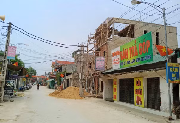 Ngôi nhà nổi trội trên con đường liên xã đang trong quá trình hoàn thiện.