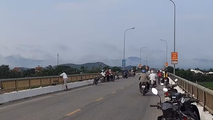 Nữ sinh lớp 8 ở Nghệ An nhảy xuống sông trong đêm Nu sinh lop 8 o Nghe An nhay xuong song trong dem