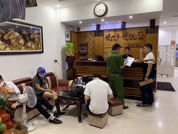 Gai ban dam Dong Hoi 41 tuoi tiep khach gia nua trieu