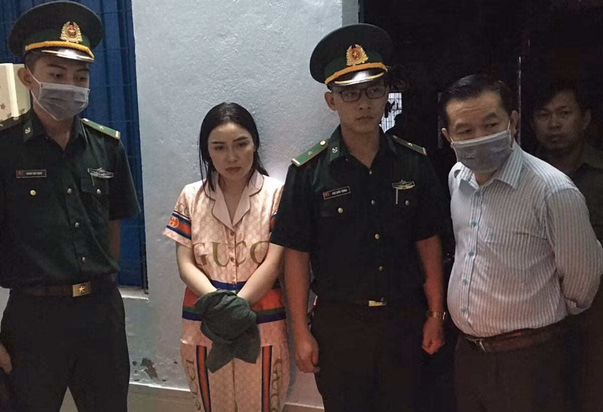 Trước đó, (ngày 19/3), Phòng Phòng chống ma túy và tội phạm phối phợp cùng Đồn Biên phòng Sơn Trà (TP Đà nẵng) đã bắt quả tang Trần Thị Vũ Tâm (SN 1991, trú tại tổ 59, phường An Hải Bắc, quận Sơn Trà) đang bán ma tuý cho 1 con nghiện sinh sống tại địa phương.