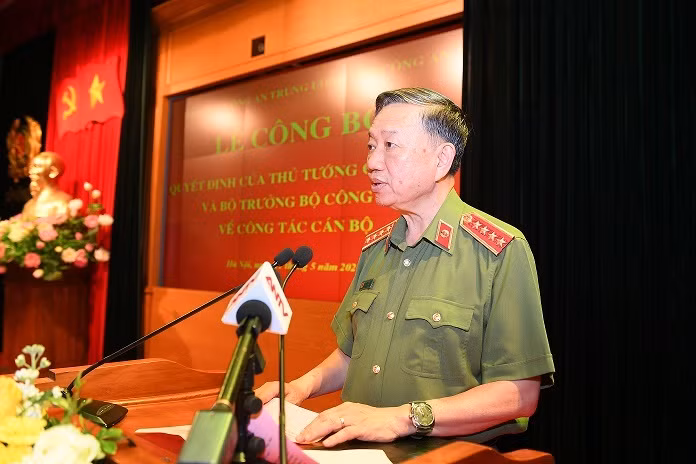 Phát biểu tại buổi lễ, Bộ trưởng Tô Lâm gửi lời chúc mừng đến Thứ trưởng Trần Quốc Tỏ và 2 Thứ trưởng Bộ Công an vừa được bổ nhiệm các chức danh Tư pháp. (Bộ trưởng Tô Lâm. Ảnh: Vietnamnet)