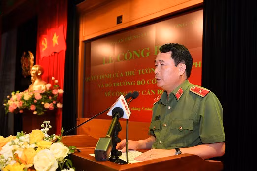 Bộ trưởng Tô Lâm nhấn mạnh, đây vừa là vinh dự của cá nhân 2 Thứ trưởng nhưng cũng là nhiệm vụ hết sức nặng nề. Bộ trưởng đề nghị Thứ trưởng Lương Tam Quang và Thứ trưởng Lê Quốc Hùng cần tiếp tục nêu cao vai trò gương mẫu, không ngừng nỗ lực, phát huy kinh nghiệm, trí tuệ của bản thân, lãnh đạo, chỉ đạo các đơn vị nghiệp vụ thuộc Bộ Công an hoàn thành xuất sắc nhiệm vụ được giao. (Ảnh: Thứ trưởng Lê Quốc Hùng. nguồn: Vietnamnet)