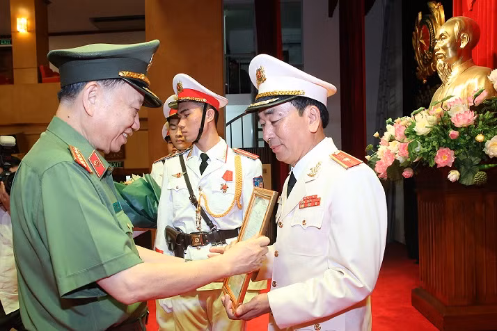 Mới đây, tại Hà Nội, Bộ Công an đã tổ chức lễ công bố quyết định của Thủ tướng về việc bổ nhiệm thiếu tướng Trần Quốc Tỏ, ủy viên Trung ương Đảng, Bí thư Tỉnh ủy Thái Nguyên, Trưởng đoàn ĐBQH tỉnh Thái Nguyên giữ chức vụ Thứ trưởng Bộ Công an. (Ảnh: Bộ trưởng Tô Lâm đã trao quyết định cho ông Trần Quốc Tỏ. Nguồn: Vietnamnet)