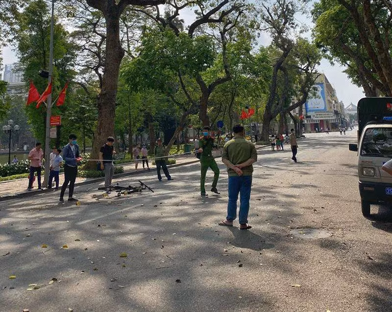 Cu ba bi thieu nien di xe dap tong o pho di bo da tu vong