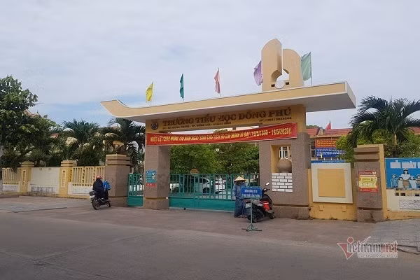 Vao WC sam so nu sinh tieu hoc: Loat de xom bien thai