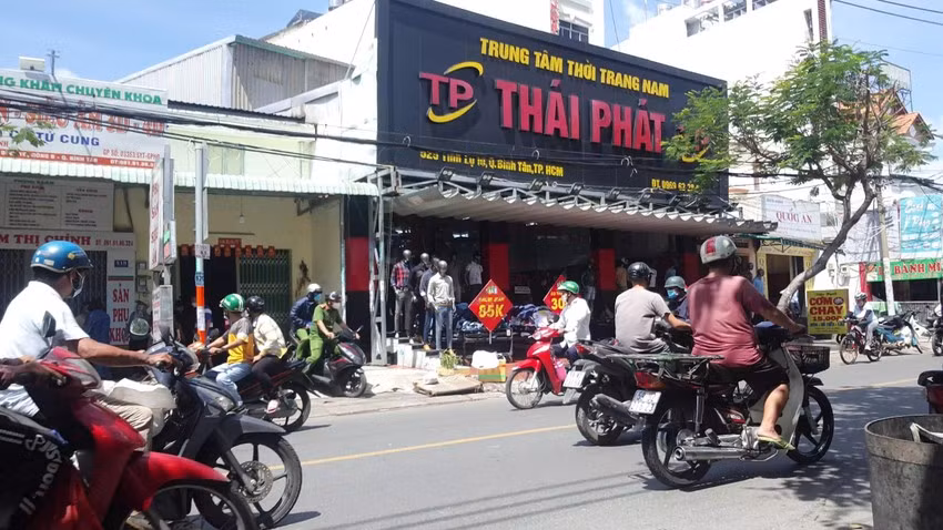  Người đàn ông tử vong trong tư thế treo cổ trong tiệm inox: Sáng 29/6, người dân khu vực đường Tỉnh lộ 10, phường Bình Trị Đông B, quận Bình Tân, TP.HCM phát hiện người đàn ông khoảng 43 tuổi tử vong trong tư thế treo cổ trong tiệm inox nên báo Công an. Theo người dân, nạn nhân cùng vợ thuê căn nhà trên để làm nghề inox từ nhiều năm nay. 