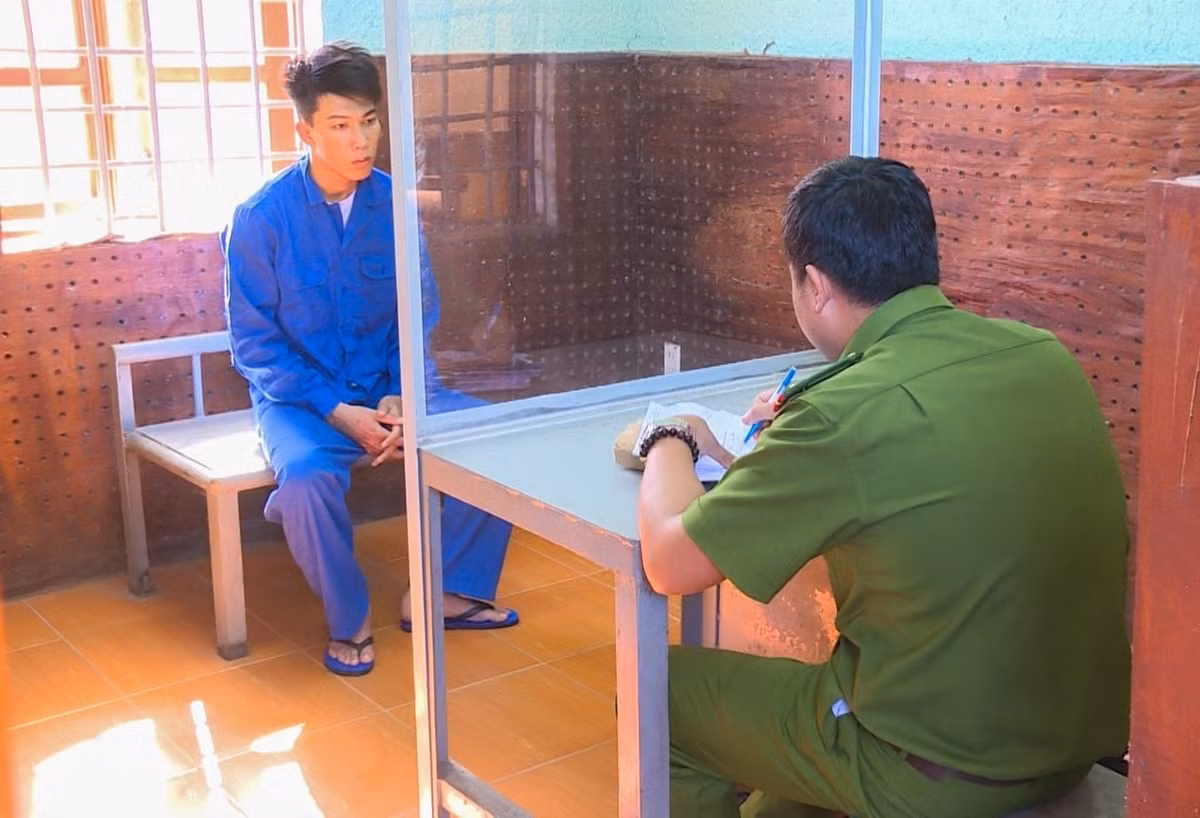  Giả danh công an lừa đảo mẹ của bạn tù: Nguyễn Văn Nhân (23 tuổi, ngụ huyện Tam Bình, Vĩnh Long) vừa chấp hành án tù xong về tội trộm cắp tài sản, khi về địa phương, Nhân giả danh công an lừa mẹ của bạn tù chiếm đoạt tiền 10 triệu đồng ở huyện Trà Ôn. Ngày 20/6, Công an huyện Trà Ôn cho biết đã khởi tố, bắt tạm giam Nhân. 