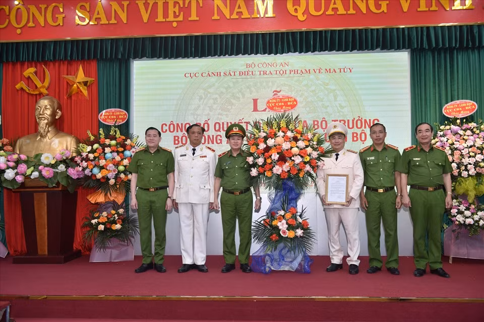 Đại tá Tuấn từng giữ chức vụ Phó trưởng phòng rồi Trưởng phòng thuộc Cục Tham mưu Cảnh sát, thuộc Tổng cục Cảnh sát trước đây. Tháng 8/2018, khi Bộ Công an giải thể cấp Tổng cục, ông Tuấn được điều động giữ chức vụ Trưởng phòng Tham mưu thuộc Cục Cảnh sát điều tra tội phạm về ma tuý. (Đại tá Nguyễn Đức Tuấn (thứ 3 từ phải qua) nhận Quyết định bổ nhiệm).